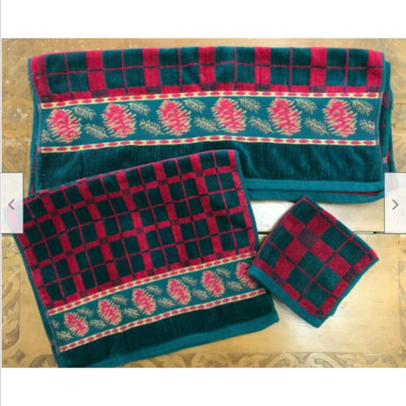 Christmas Holiday Theme Pinecone Red & Green Check Bathroom Hand Towel Set - Picture 1 of 6